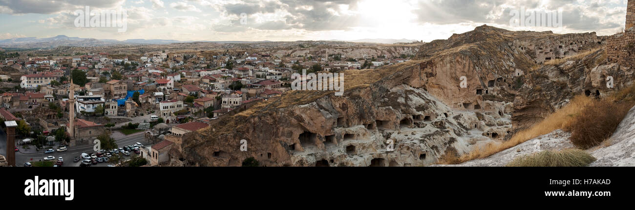 Panorama von Höhlenwohnungen und Stadtbild von Urgup in Kappadokien, Nevsehir Provinz, Türkei. Stockfoto