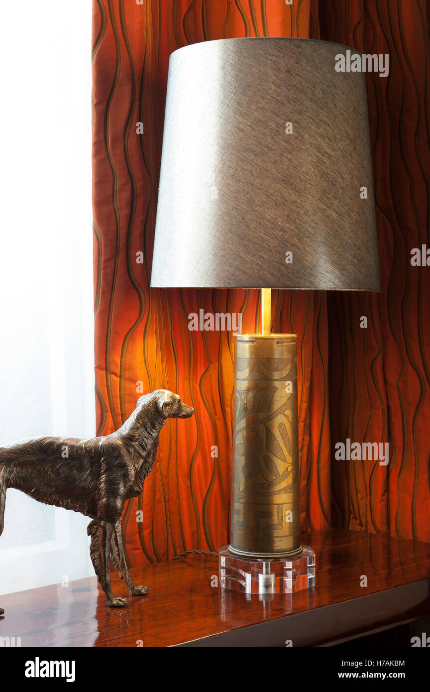 Bronze Windhund mit metallischen Lampenschirm in London Heim, UK Stockfoto