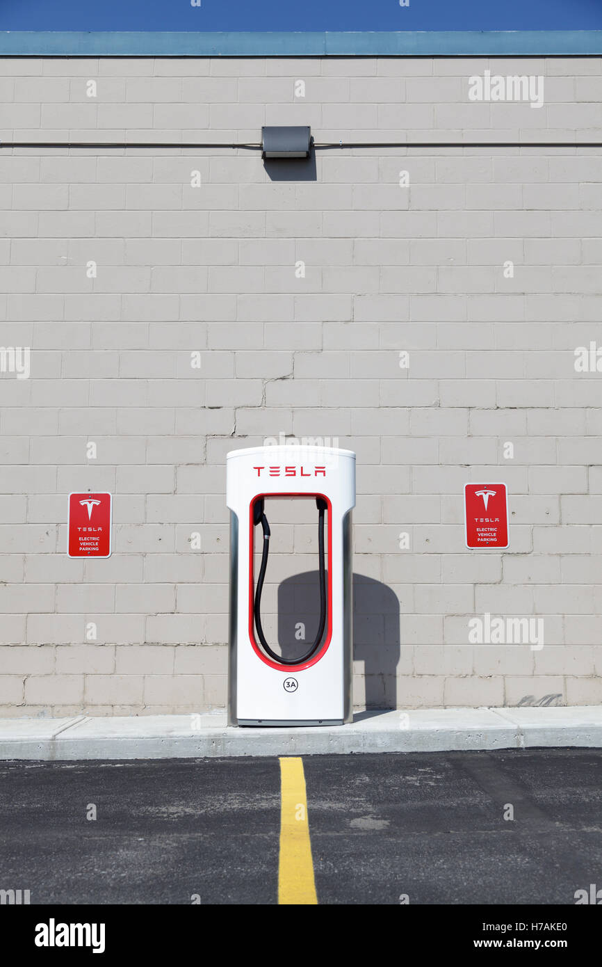 Tesla, Ladestation, Utica, New York, USA. Stockfoto