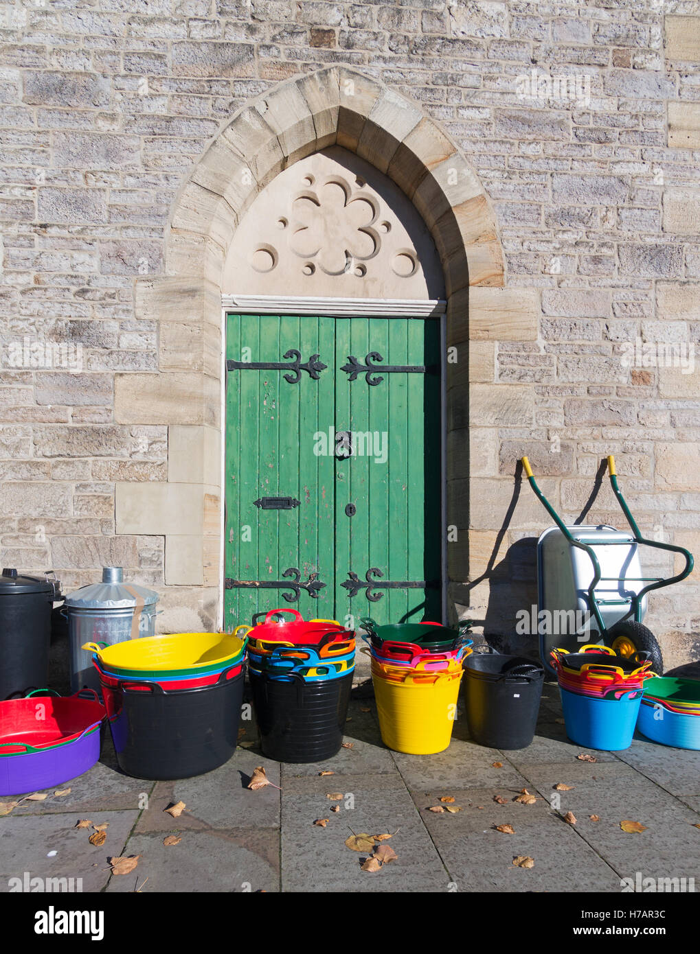 Bunte Kunststoff-Elemente außerhalb W.E.& J. Rowell-Shop mit Sitz in alte steinerne Kirchengebäude, Stanhope, Co. Durham, England, UK Stockfoto