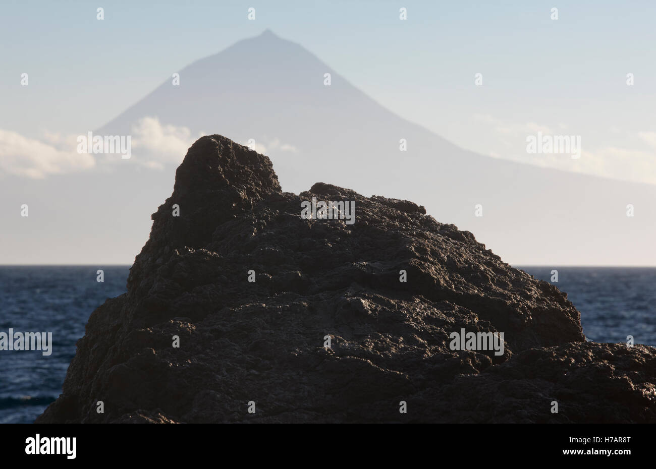 Azoren vulkanischen Gestein mit Berg Pico und den Atlantischen Ozean. Portugal. Horizontale Stockfoto
