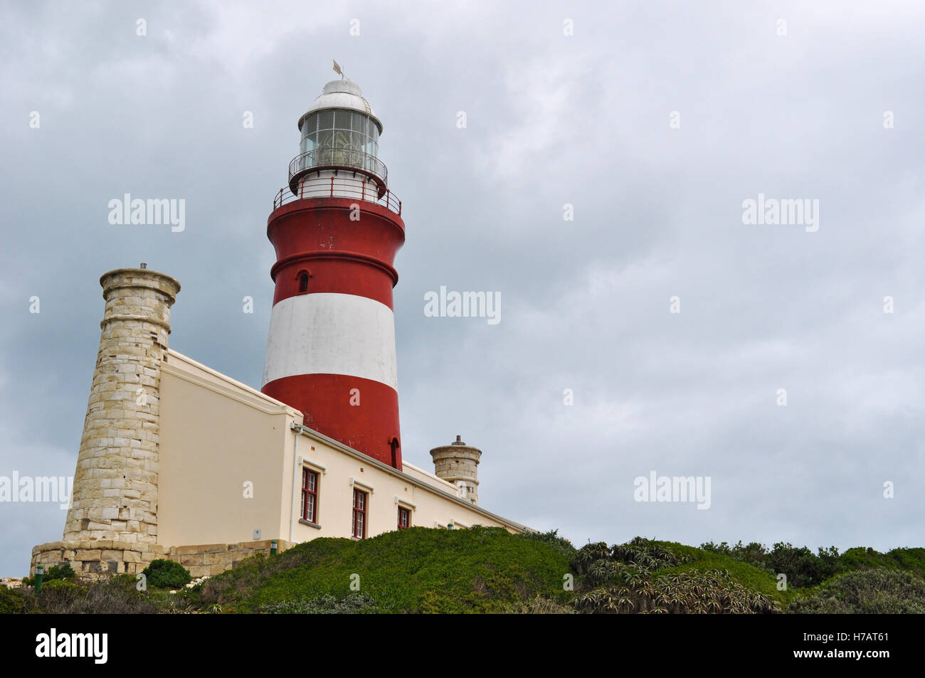 Südafrika: Blick auf das Kap Agulhas Leuchtturm, von 1849 am südlichen Rand des Dorfes L'Agulhas, in der Agulhas National Park Stockfoto