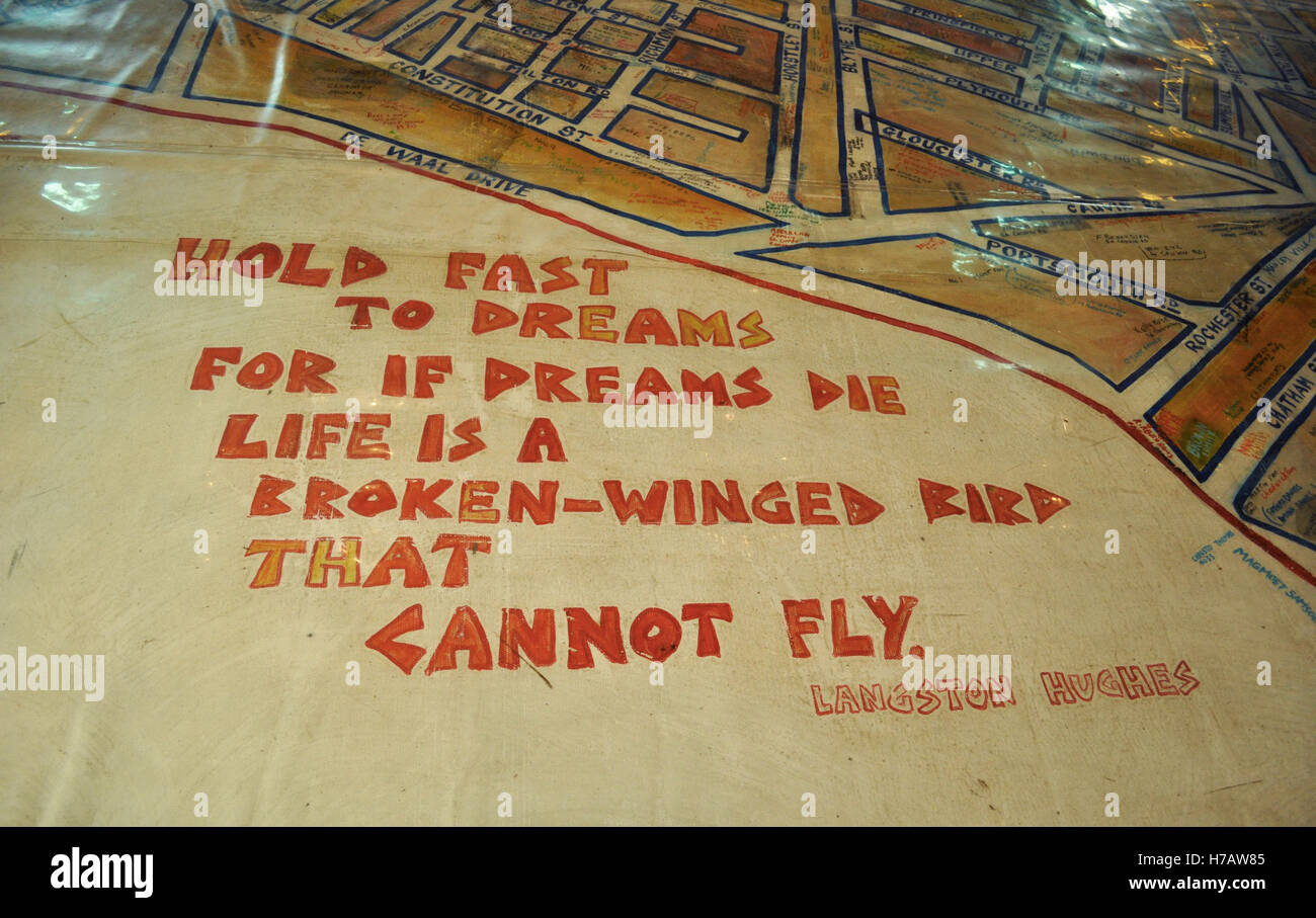 Kapstadt: Die Straßenkarte mit Notizen und Gedichte aus der ehemaligen Bewohner an das District Six Museum, das Gedächtnis an die Ereignisse der Apartheid Stockfoto