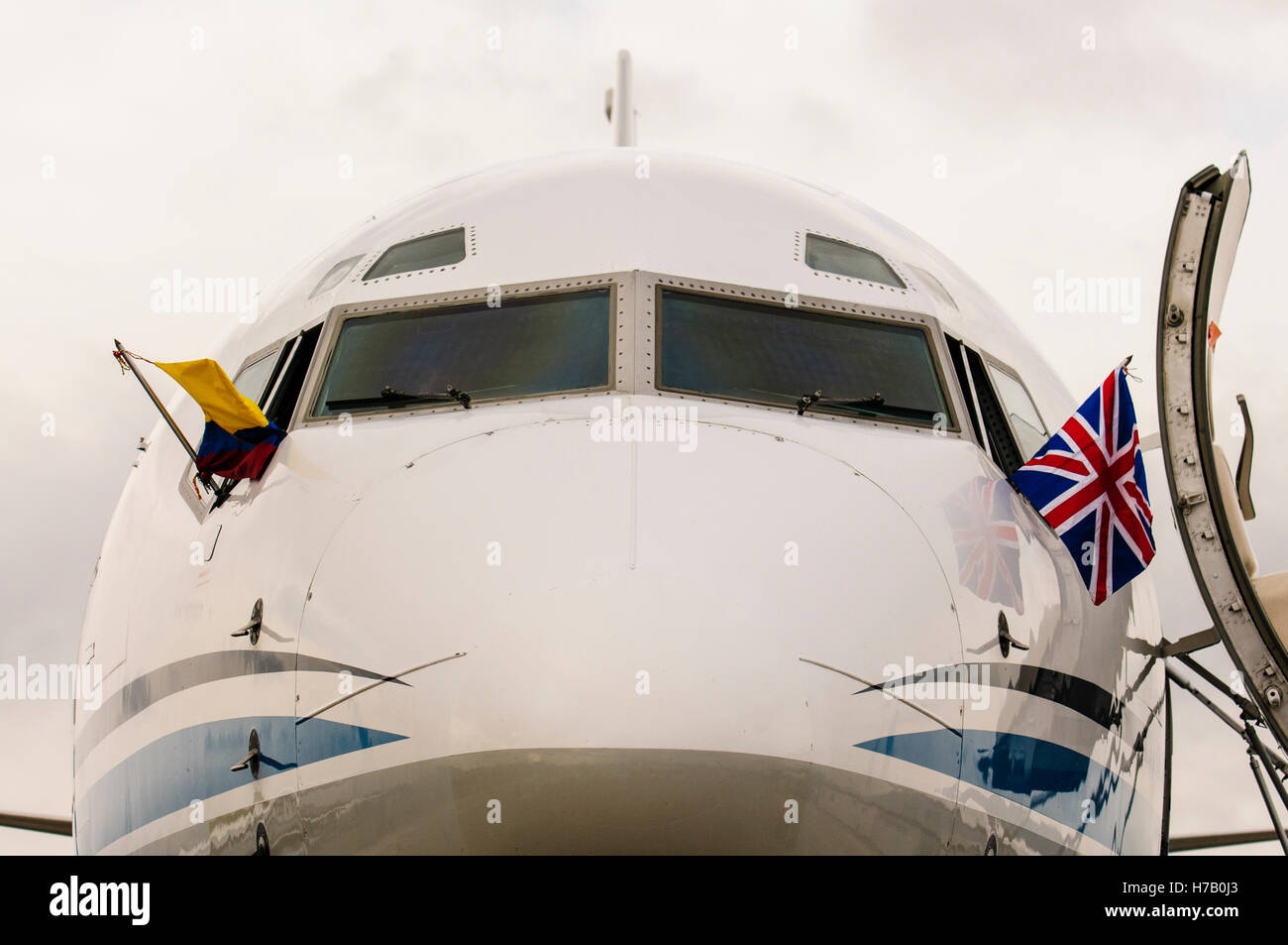 Belfast, Nordirland. 3. November 2016. Pilot des FAC001 fliegt die kolumbianische und britische Flaggen aus dem Fenster der Boeing 737, während des Besuchs des Präsidenten der Republik Kolumbien ist Juan Manuel Santos, Belfast Credit: Stephen Barnes/Alamy Live News Stockfoto