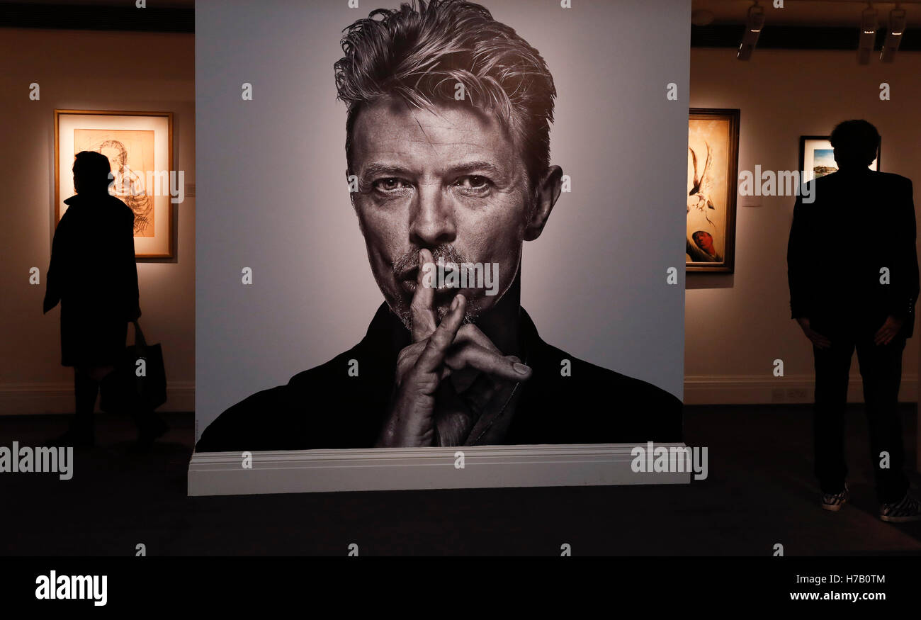 London, Großbritannien. 3. November 2016. Die Menschen sehen die persönliche Art Collection of British pop-Legende David Bowie im Auktionshaus Sotheby's in London, Großbritannien, auf 3. November 2016. Bildnachweis: Han Yan/Xinhua/Alamy Live-Nachrichten Stockfoto