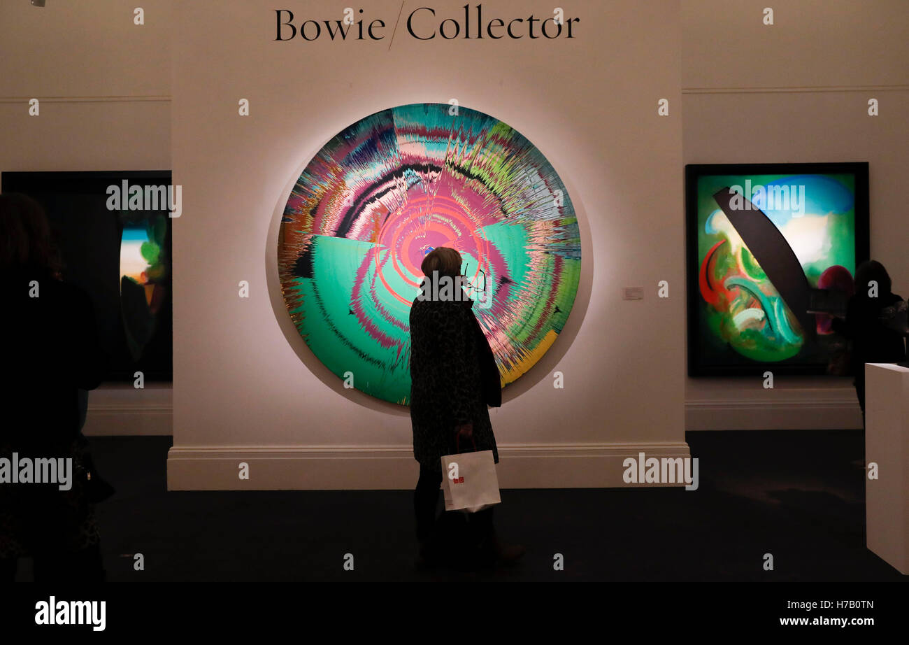 London, Großbritannien. 3. November 2016. Die Menschen sehen die persönliche Art Collection of British pop-Legende David Bowie im Auktionshaus Sotheby's in London, Großbritannien, auf 3. November 2016. Bildnachweis: Han Yan/Xinhua/Alamy Live-Nachrichten Stockfoto