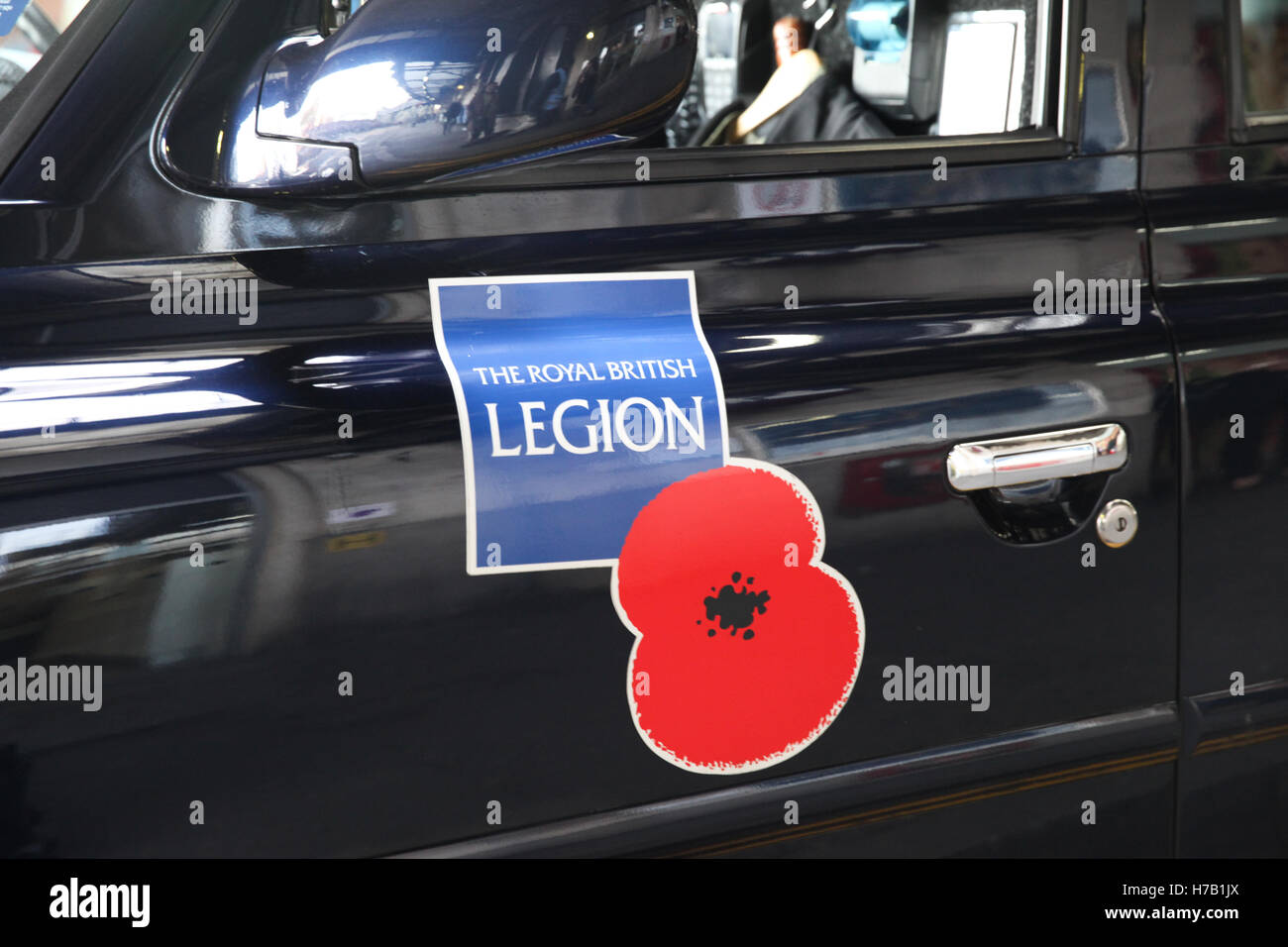 Waterloo Station, London, UK trifft 3. November 2016 - Verteidigungsminister Mitglieder der bewaffneten Kräfte an der Waterloo Station, sammeln für den Mohn Appell zugunsten der Royal British Legion. Bildnachweis: Dinendra Haria/Alamy Live-Nachrichten Stockfoto