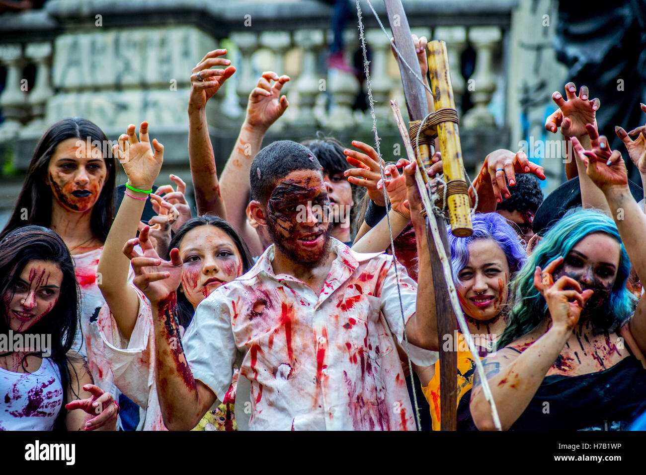 2. November 2016 - SÃ£ O Paulo, SÃ£ o Paulo, Brasilien - Menschen nehmen an Teil der jährlichen Zombie Walk am 2. November 2016, in SÃ£ o Paulo. Menschen Sie Kleid und verwenden Sie Make-up, um sich sehen aus wie Zombies und andere Charaktere aus Horror-Filme zu machen. © Cris Faga/ZUMA Draht/Alamy Live-Nachrichten Stockfoto