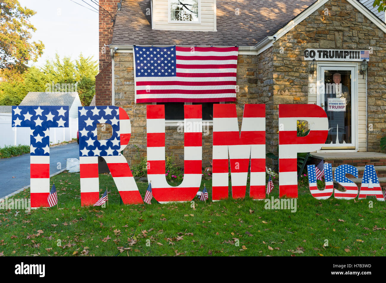 Bellmore, Vereinigte Staaten von Amerika. 2. November 2016. Bellmore, New York, USA. 2. November 2016. Große Buchstaben TRUMP und viele andere bunte pro-Trump-Displays sind im Vorgarten von Eileen Fuscaldo, ein starker Befürworter der republikanische Präsidentschaftskandidat Donald Trump. Auf ihrer Haustür hält ein lebensgroße Karton Trump "The Silent Mehrheit steht mit Trumpf" Zeichen. Bildnachweis: Ann E Parry/Alamy Live-Nachrichten Stockfoto