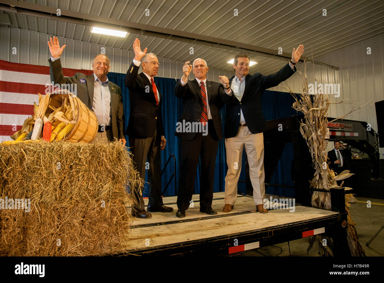 Prole, Iowa, USA, 3. November 2016 Gouverneur Mike Pence die republikanische Vize Präsidentschaftskandidat sich bei seiner Kundgebung heute Morgen in Prole von L-R Congressman Steve King (R -IA), Senator Charles Grassley (R -IA) Gouverneur Pence gesellt, Senator Ted Cruz (R -TX) © markieren Reinstein/Alamy Live News Bildnachweis: Markieren Reinstein/Alamy Live-Nachrichten Stockfoto