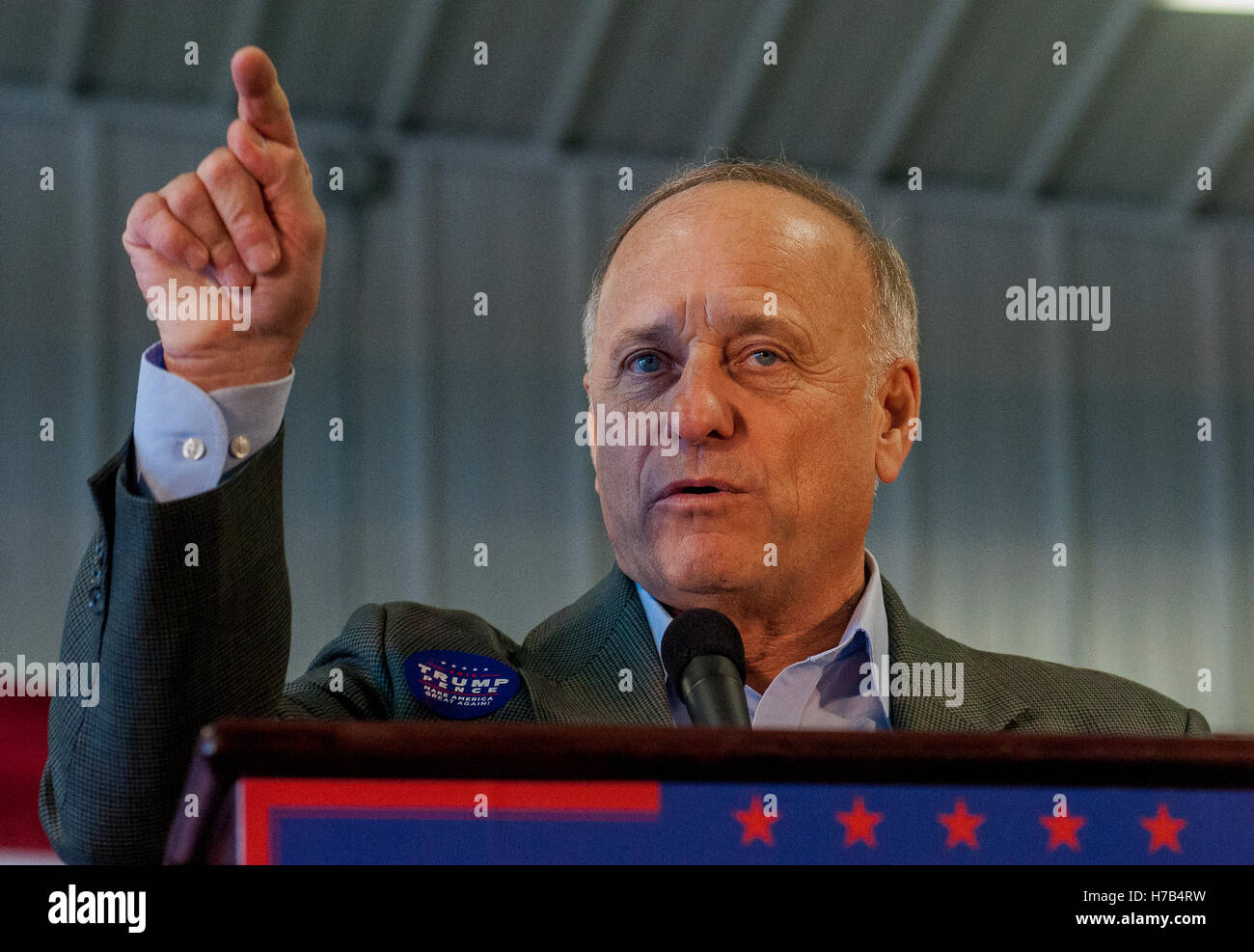 Prole Iowa, USA, 3. November 2016 Congressman Steve King (R -IA) liefert Bemerkungen zu einer Masse von etwa 400 republikanischen Wähler während einer Kundgebung für Vize-Präsidentschaftskandidat Gouverneur Mike Pence in Prole, heute Morgen in der Scheune Bruere Saatgutfarmen Credit: mark Reinstein/Alamy Live-Nachrichten Stockfoto