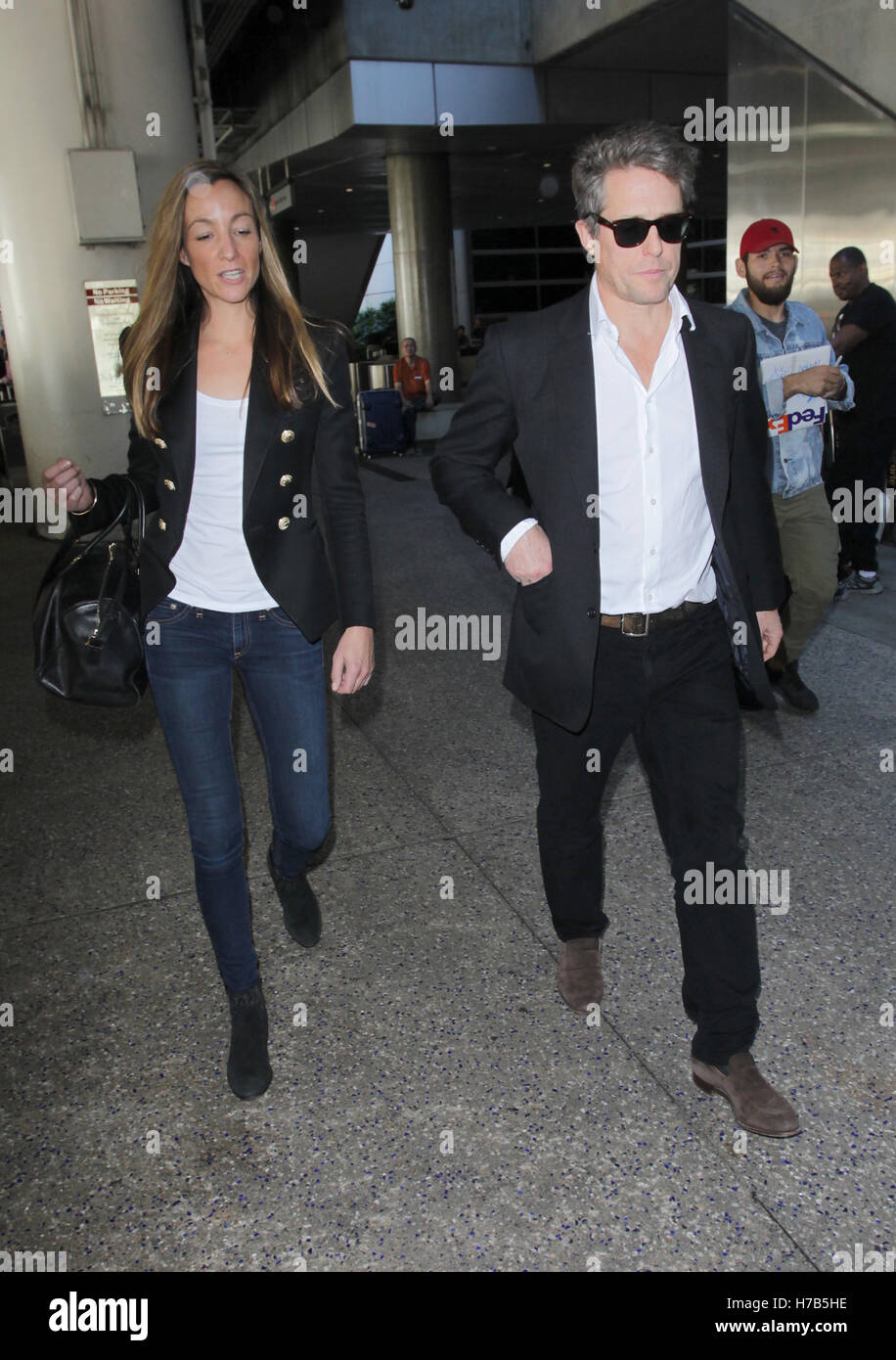 Los Angeles, Ca, USA. 3. November 2016. Anna Eberstein und Hugh Grant im 3. November 2016 am LAX Flughafen gesehen. Bildnachweis: John Misa/Media Punch/Alamy Live-Nachrichten Stockfoto