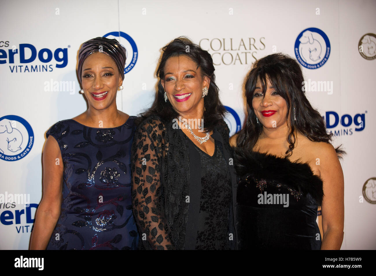 London, UK. 3. November 2016. Sister Sledge besucht Battersea Hunde und Katzen zuhause jährliche Kragen und Mäntel Gala am 3. November 2016 in London, Vereinigtes Königreich Credit: Gary Mitchell/Alamy Live News Stockfoto