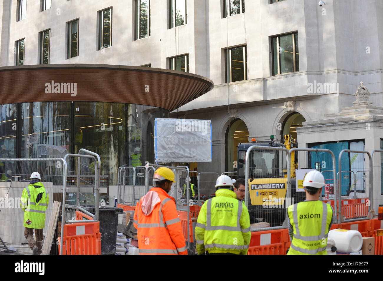 Embankment, London, UK. 4. November 2016. Bauarbeiten auf der new Scotland Yard. New Scotland Yard schließt und bewegt sich auf der Curtis Green-building auf dem Damm. Bildnachweis: Matthew Chattle/Alamy Live-Nachrichten Stockfoto