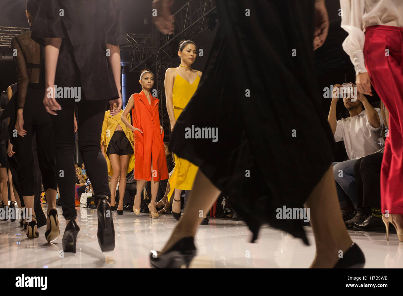 Kuala Lumpur, Malaysia. 3. November 2016. Modelle laufen auf dem Laufsteg während des Starts einer Modekollektion auf der Fashion Week von Malaysia in Kuala Lumpur, Malaysia. Alexandra Radu/Alamy Live-Nachrichten Stockfoto