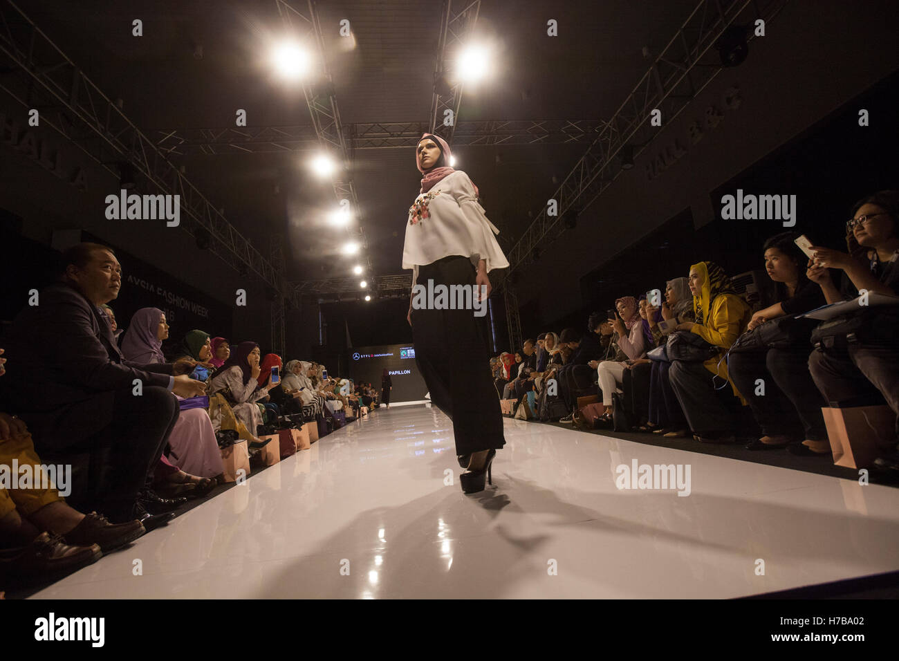Kuala Lumpur, Malaysia. 3. November 2016. Ein Modell geht auf dem Laufsteg während des Starts einer bescheidenen Modekollektion auf der Fashion Week von Malaysia in Kuala Lumpur, Malaysia. Bescheidene Mode ist die am schnellsten wachsende Zweig der Modebranche. Alexandra Radu/Alamy Live-Nachrichten Stockfoto