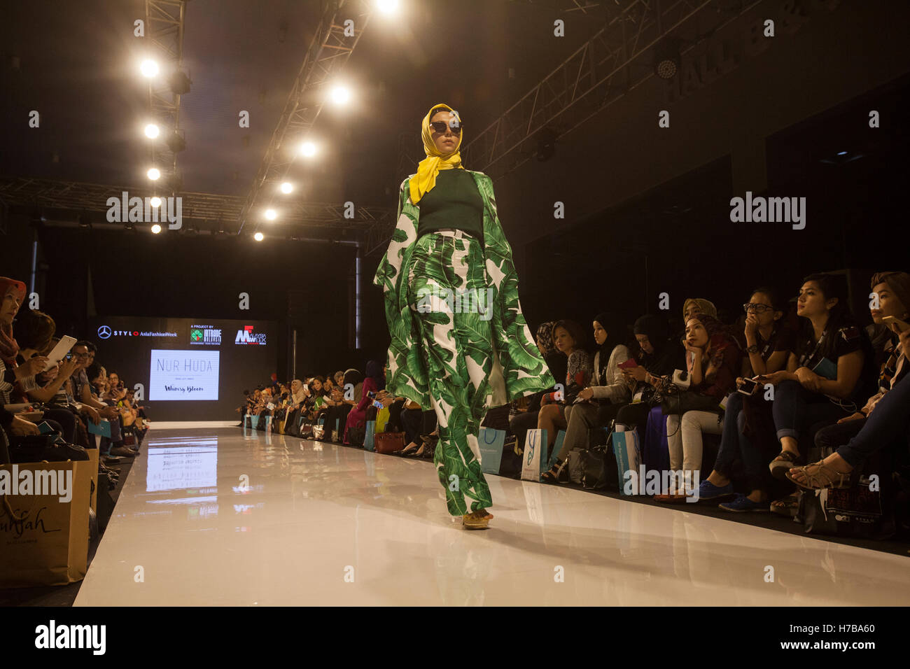 Kuala Lumpur, Malaysia. 3. November 2016. Ein Modell geht auf dem Laufsteg während des Starts einer bescheidenen Modekollektion auf der Fashion Week von Malaysia in Kuala Lumpur, Malaysia. Bescheidene Mode ist die am schnellsten wachsende Zweig der Modebranche. Alexandra Radu/Alamy Live-Nachrichten Stockfoto