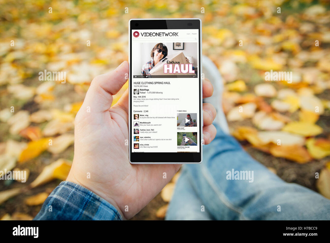 Mann im Park mit video-Netzwerk auf Smartphone. Alle Bildschirm-Grafiken bestehen. Stockfoto