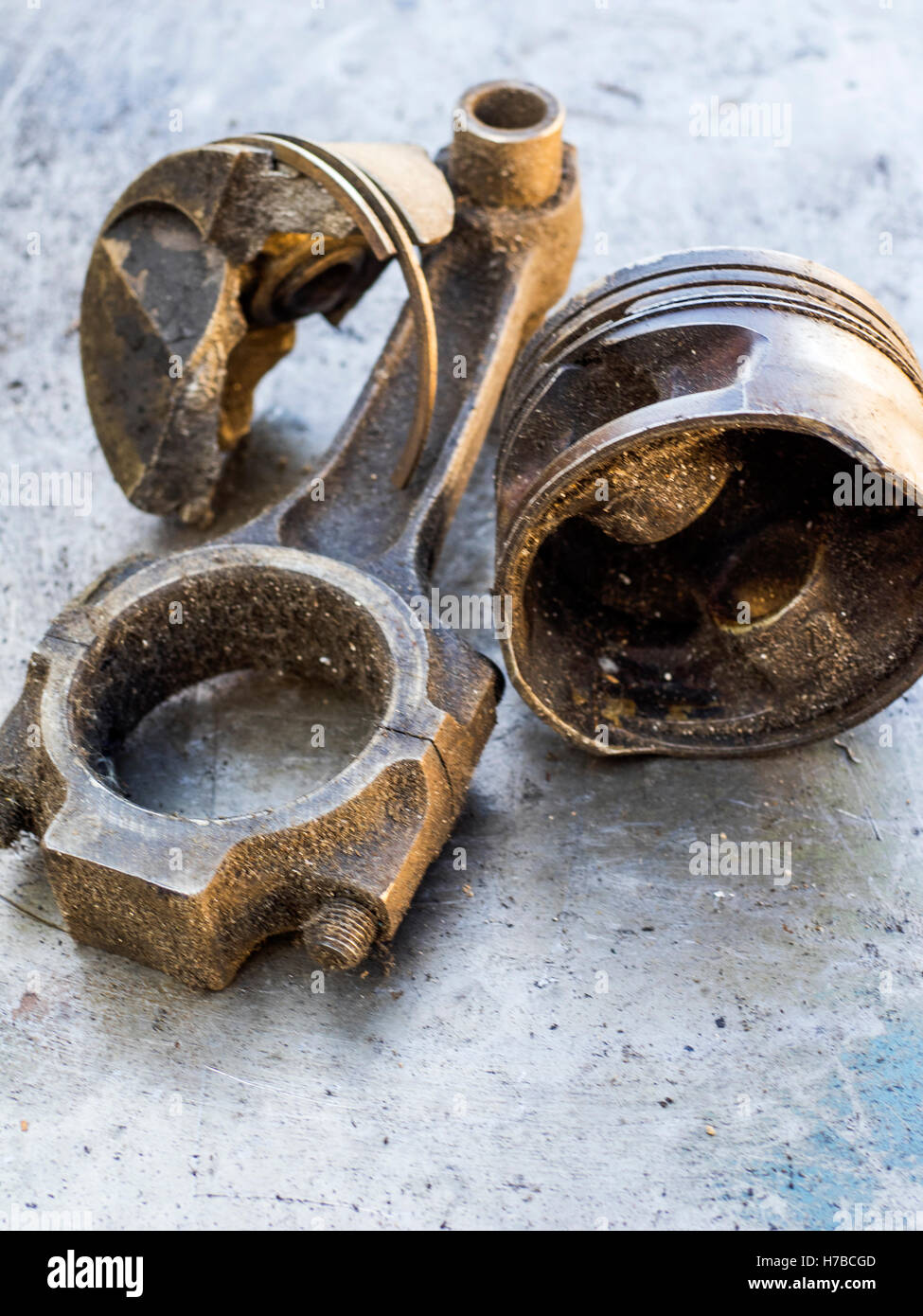 Gebrochene und gebrauchte Kolben auf alten Metall Hintergrund. Selektiven Fokus Stockfoto