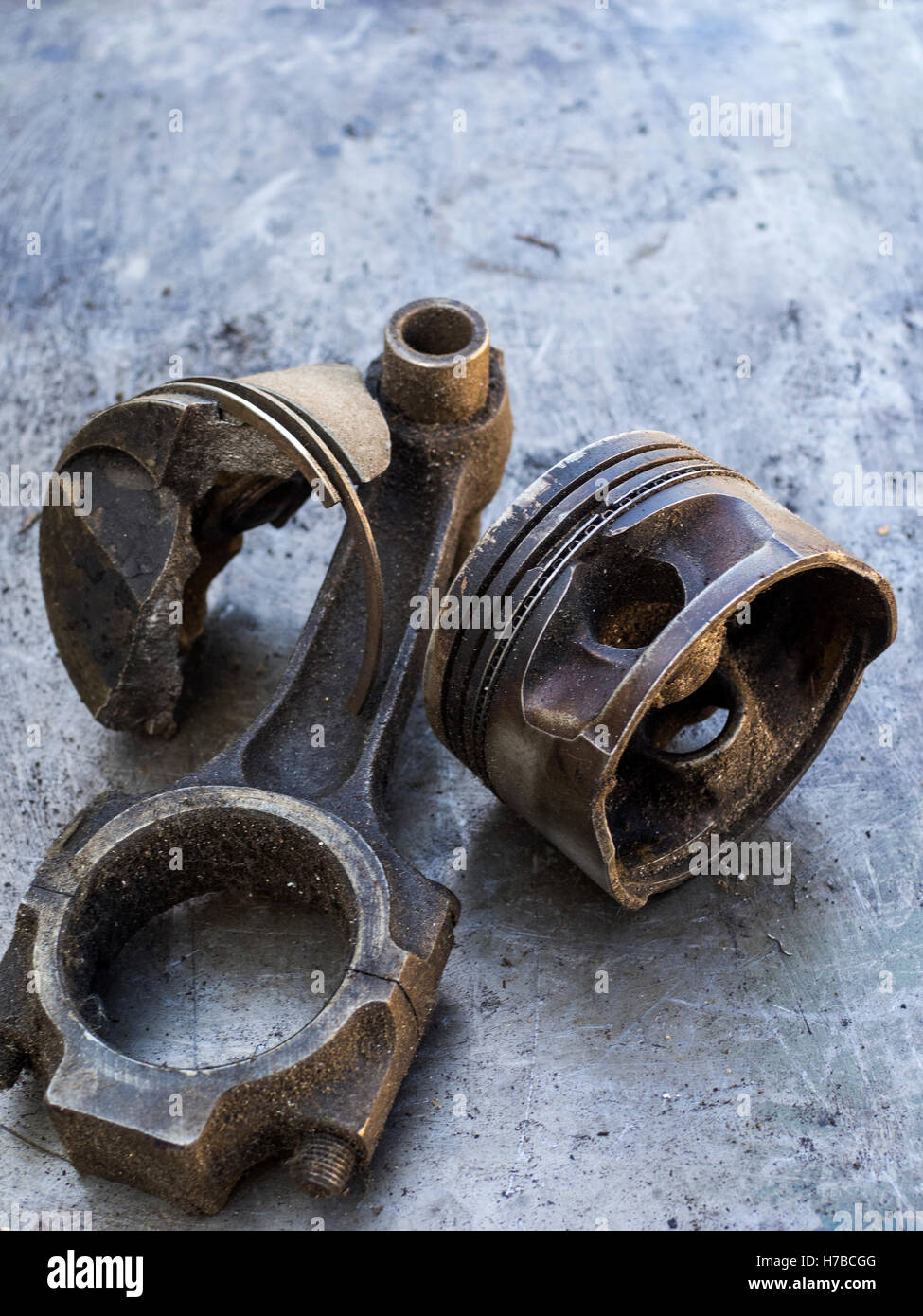 Gebrochene und gebrauchte Kolben auf alten Metall Hintergrund. Selektiven Fokus Stockfoto