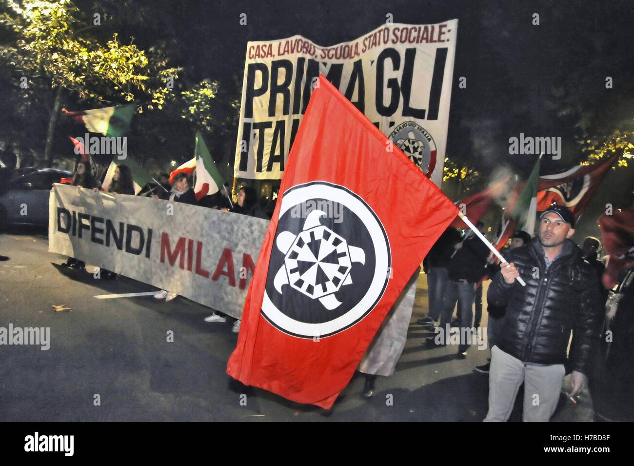 Mailand, Oktober 2016 - protest der neofaschistischen Gruppe Casa Pound gegen den Empfang von afrikanischen Flüchtlingen in einer stillgelegten Kaserne Stockfoto