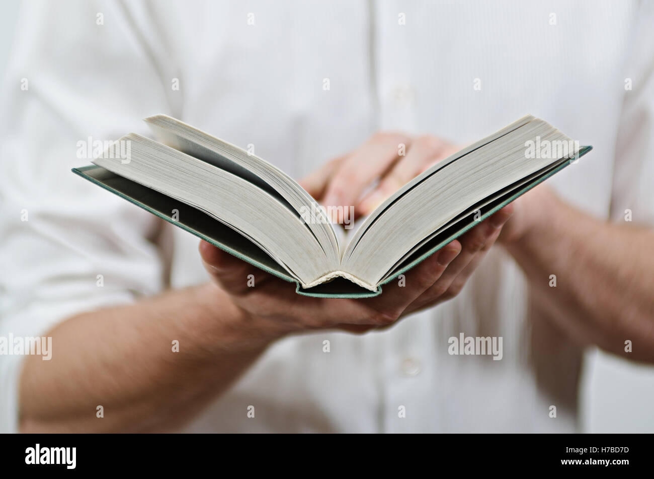 Jungen Erwachsenen Mannes Hände close-up, ein Buch zu lesen Stockfoto
