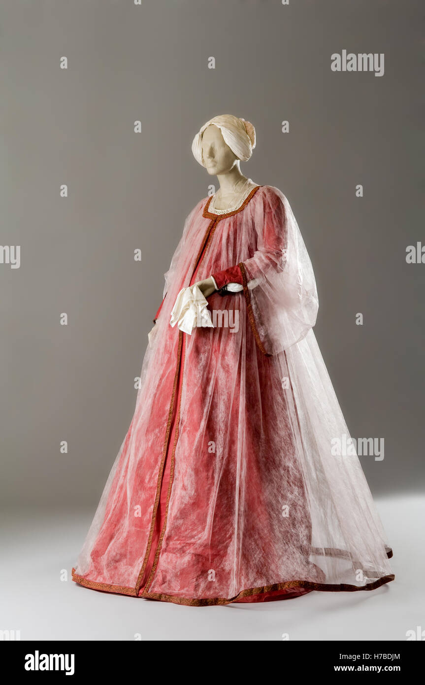 In voller Länge rotes Papier Kleid mit hauchzarten Kap, historische Replik von Isabelle de Borchgrave Stockfoto