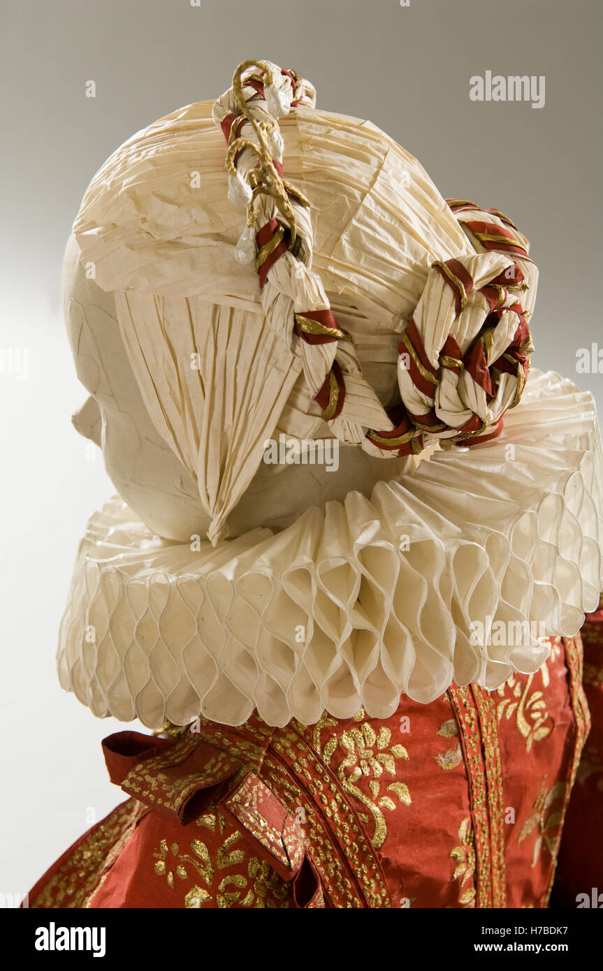 Dekorative Frisur und Hals Halskrause, historische Replik Papier Kleid von Isabelle de Borchgrave Stockfoto