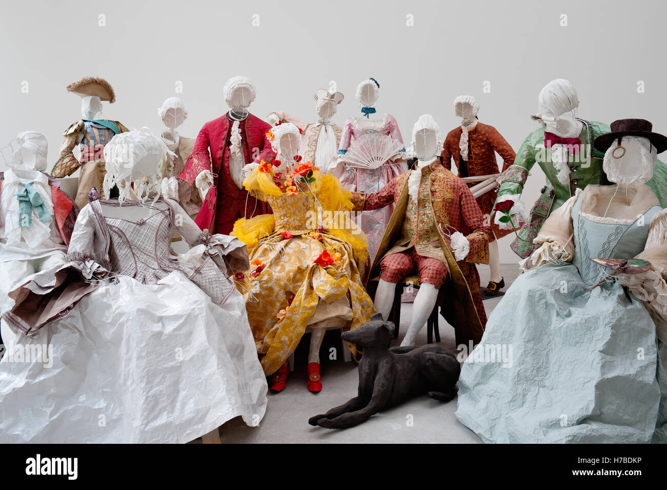 Vielzahl von historischen Nachbau Papier Kostüme auf dem Display von Isabelle de Borchgrave historische Replik Papier Kleid von Isabelle Stockfoto