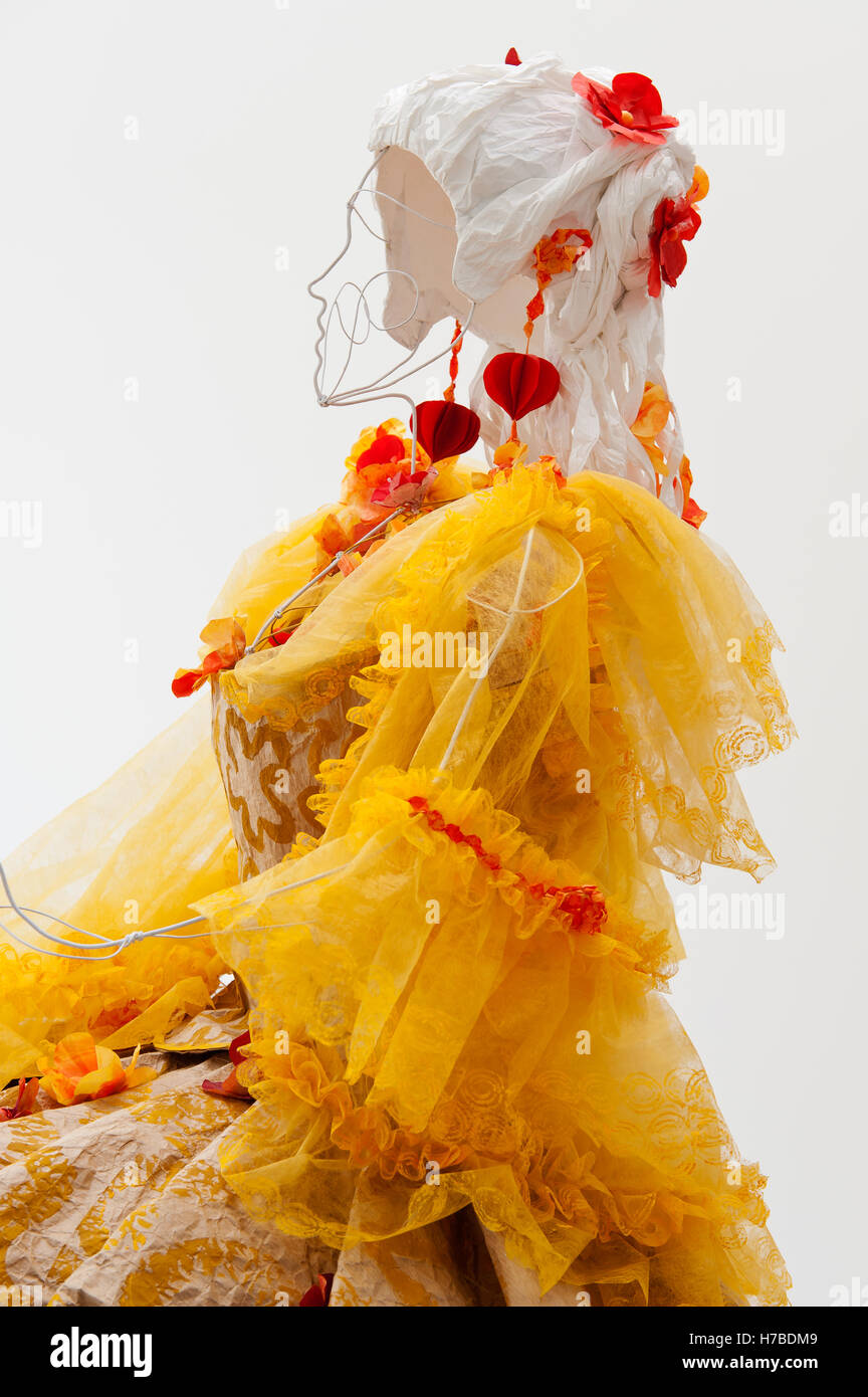 Kleid mit Ärmeln in gelb netting, historische Replik Papier Kleidungsstücke von Isabelle de Borchgrave Stockfoto
