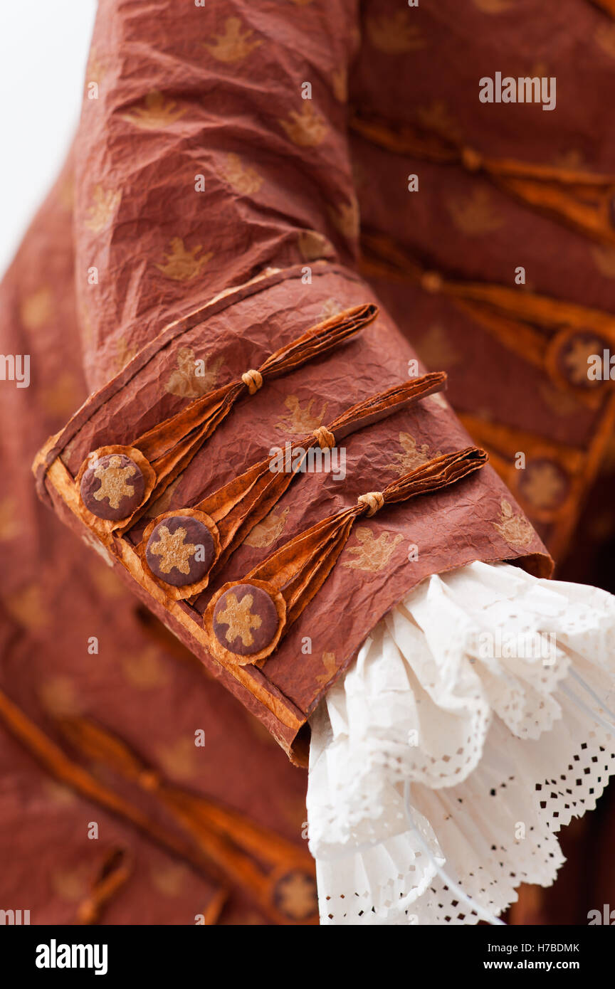 Manschette Detail mit Spitze, historische Replik Papier Kleidungsstücke von Isabelle de Borchgrave Stockfoto