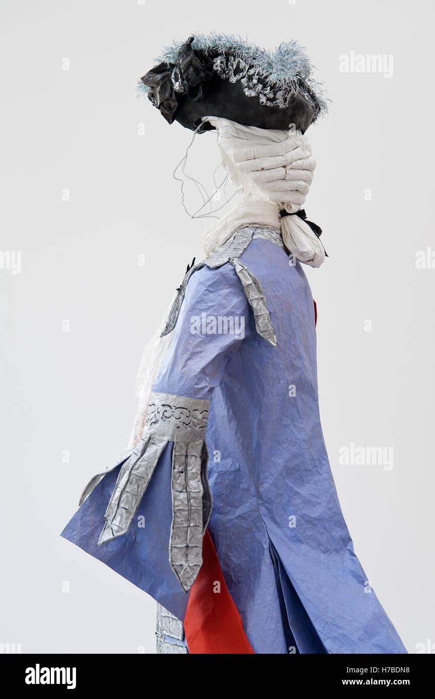 Höfling in blaue Jacke mit Perücke und Hut, historische Replik Papier Kleidungsstücke von Isabelle de Borchgrave Stockfoto