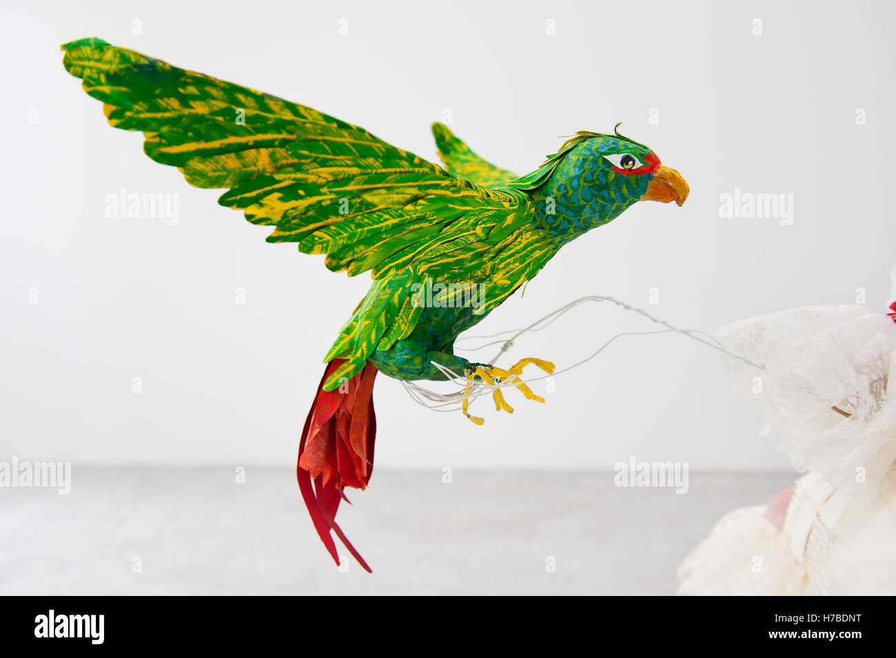 leuchtend grüne Papagei von Isabelle de Borchgrave Papier gemacht Stockfoto