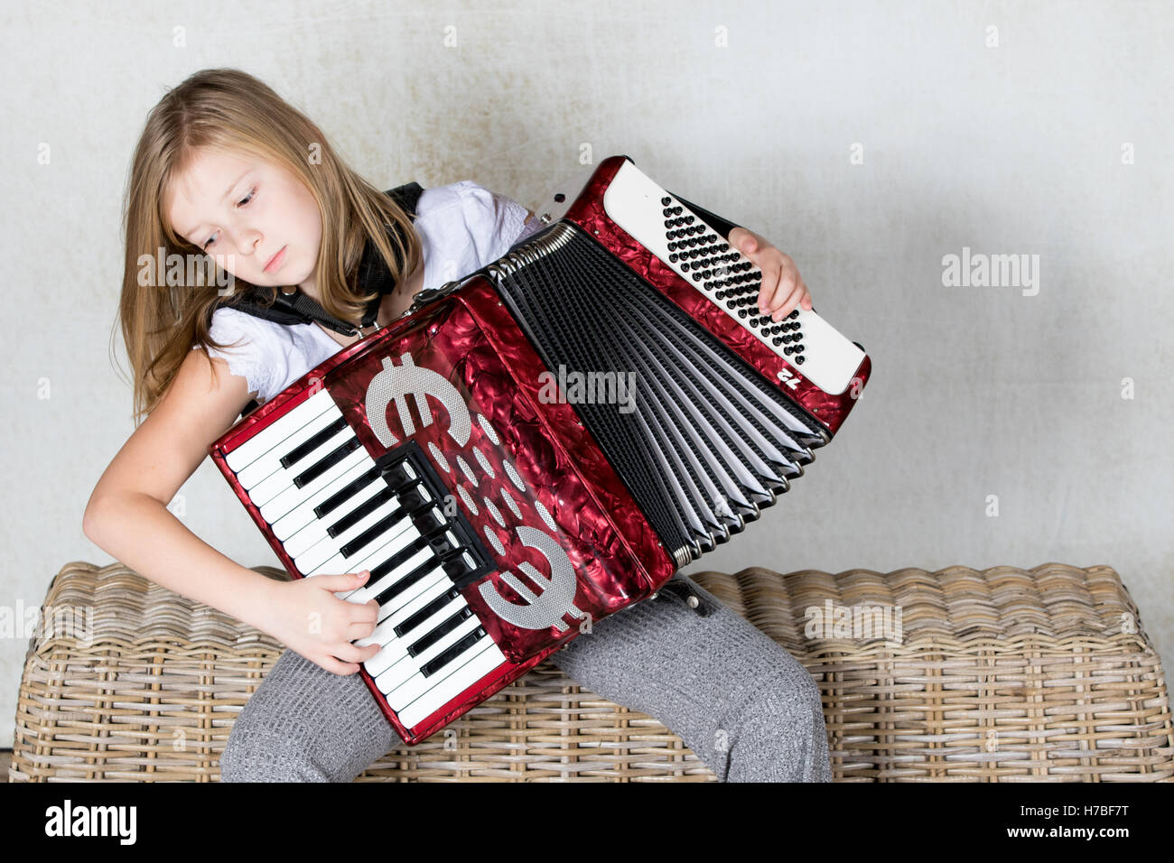 Mädchen spielt Akkordeon Stockfoto