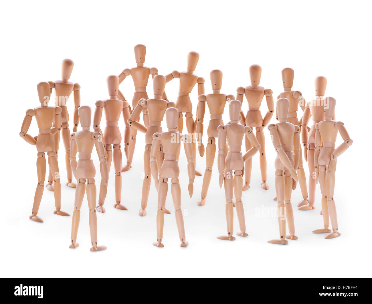 Gruppe von hölzernen Puppen. Gruppe von Menschen, Menschenmenge, Gemeinschaft oder sozialen Event-Konzept. Auf weißem Hintergrund Stockfoto