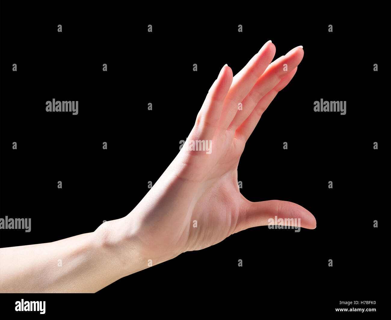 Frau Hand halten oder etwas Unsichtbares Geste zu messen. Isoliert auf schwarz mit Beschneidungspfad Stockfoto