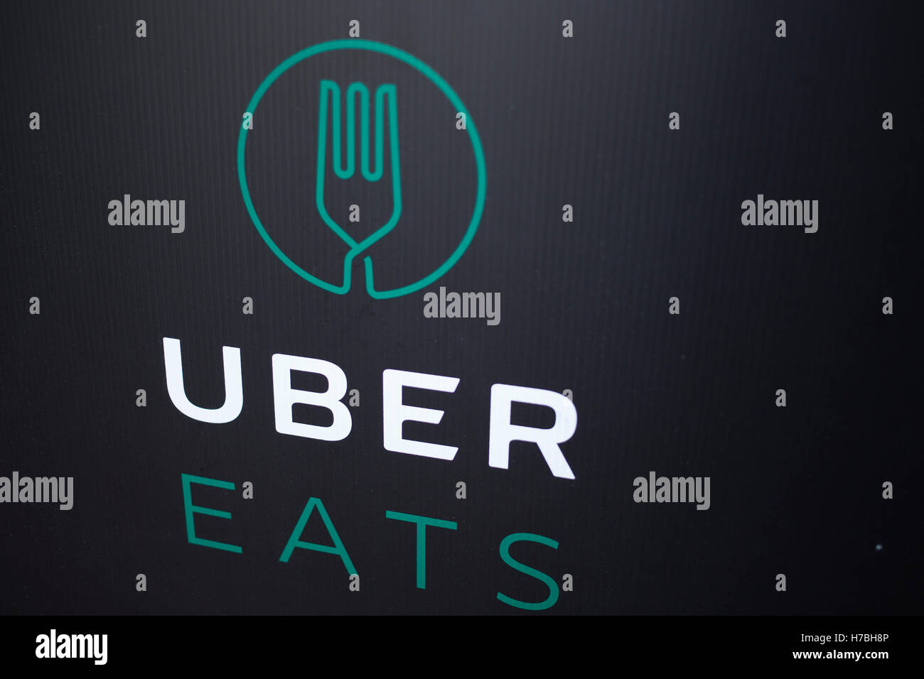 UberEATS Fahrrad Lieferbox in London, England, Vereinigtes Königreich. Uber isst ist eine bedarfsgesteuerte Essen Lieferservice angetrieben durch die Uber-app. Es ist eines der ersten Erweiterungsprodukte von Uber Technologies Inc., die Technologieplattform, die verbindet Fahrer und Reiter und nutzt ihr bestehende Netz um Mahlzeiten in Minuten zu liefern. Das online Essen bestellen Service-Partner mit lokalen Restaurants in ausgewählten Städten auf der ganzen Welt und ermöglicht es Kunden, Mahlzeiten bestellen mit dem Uber-Smartphone-Anwendung. Die Lieferzeit beträgt beanspruchten, 10 Minuten oder weniger. Stockfoto