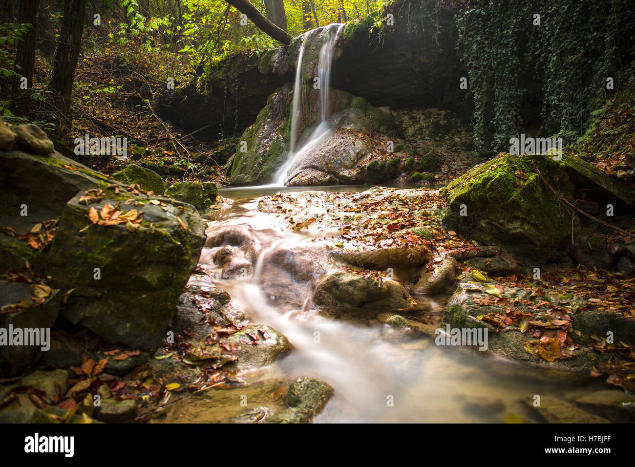 Wasserfall im bunten Herbstwald - Italien. Stockfoto