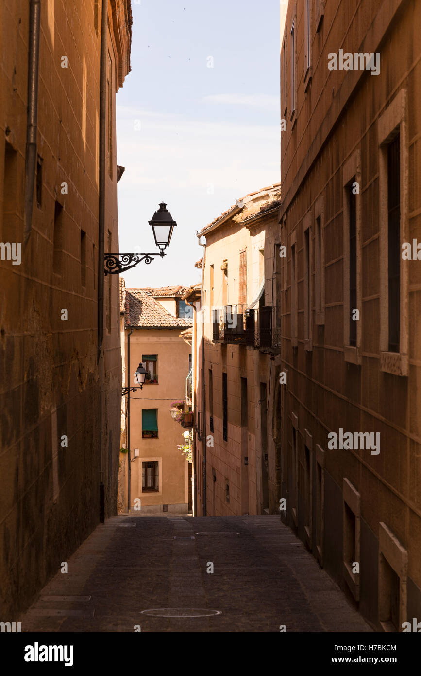 Schmale Straße im Zentrum der Altstadt, Segovia, Castilla y Leon, Spanien Stockfoto