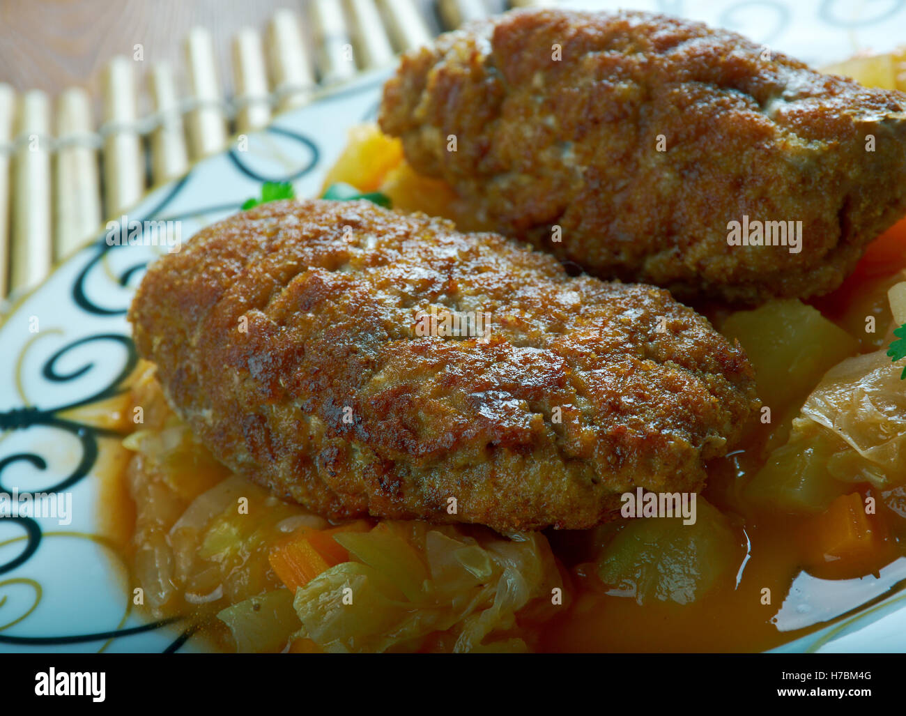 Gegrillte Kofta mit Zucchini-Sauce. Oman-Küche Stockfoto