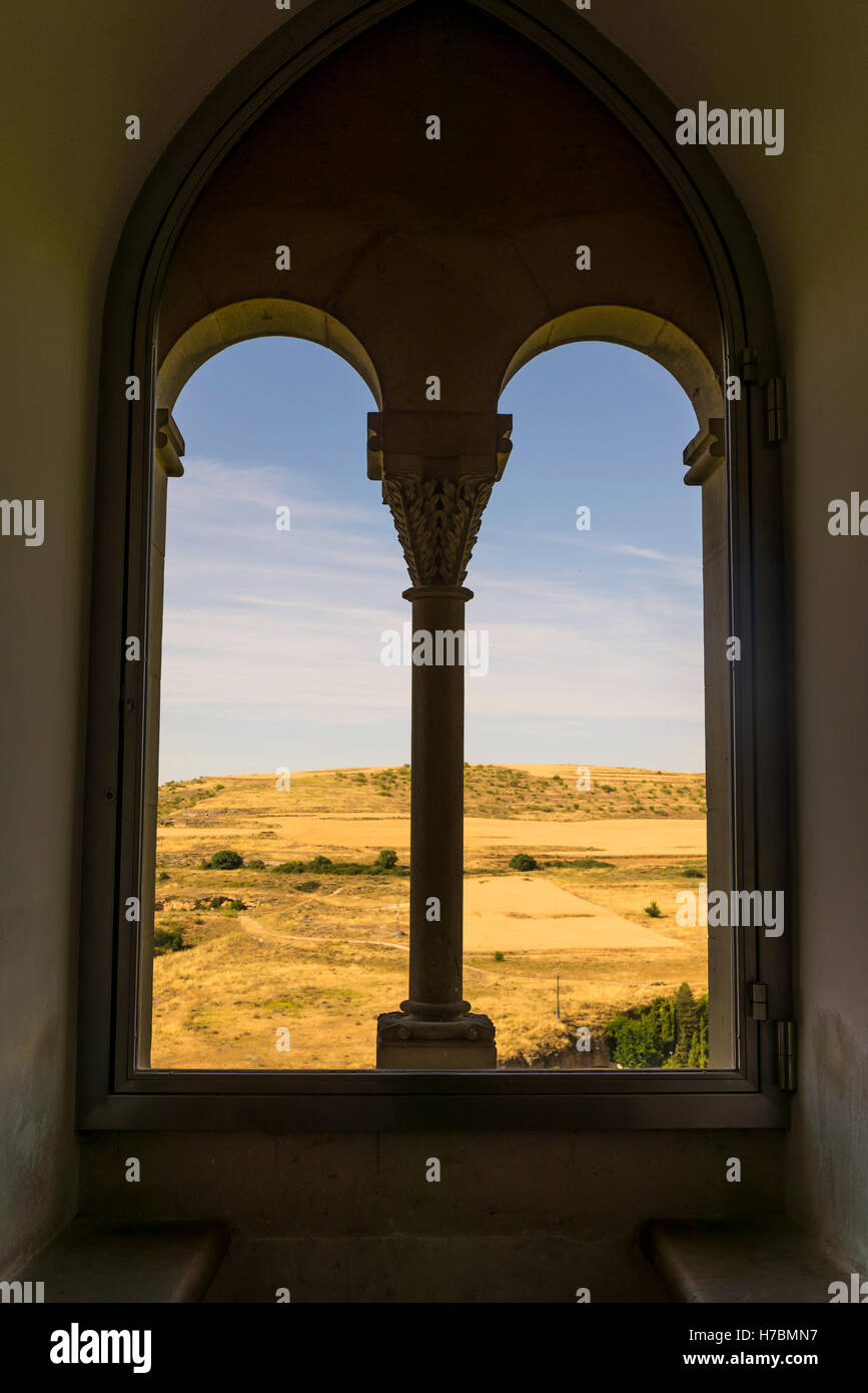Zwei gewölbte Fenster und Landschaft, mittelalterliche Burg Alcazar, Segovia, Castilla y Leon, Spanien Stockfoto
