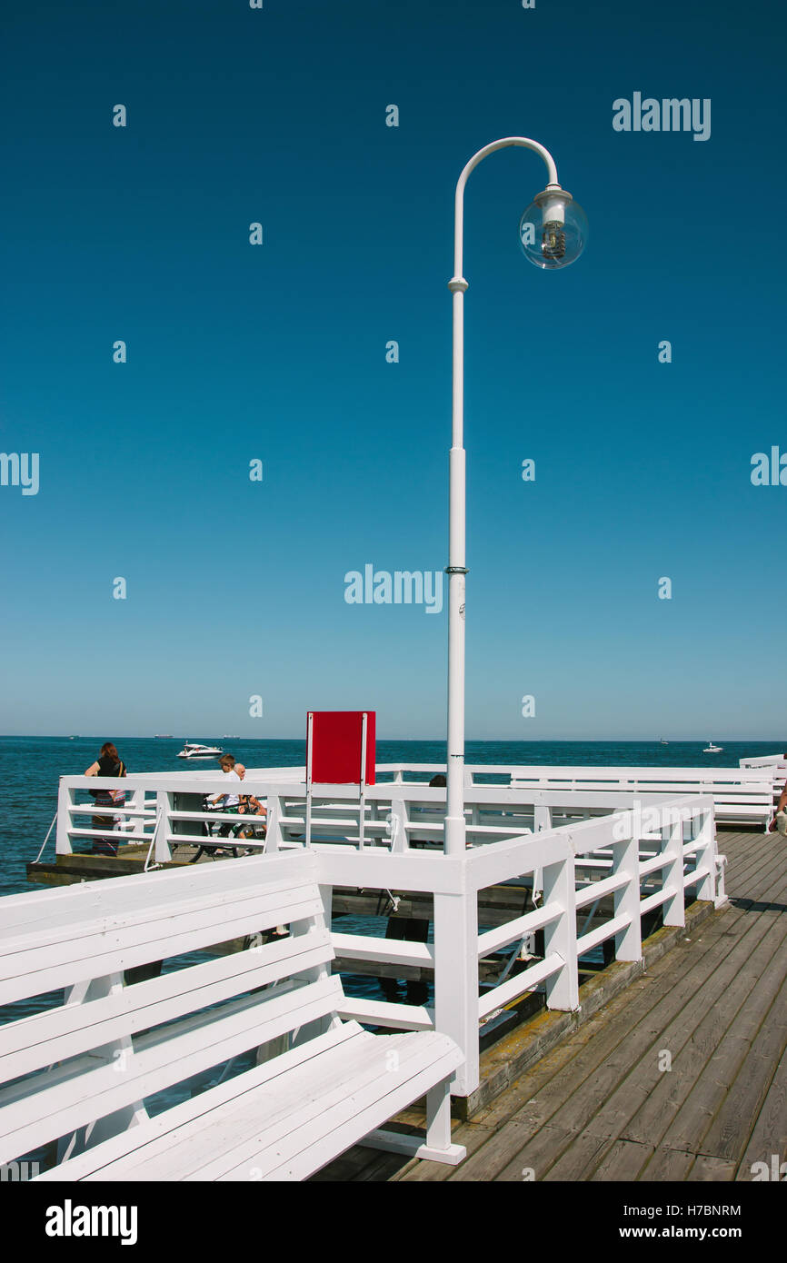 Die weißen hölzernen Pier, Steg oder Molo in Sopot, Polen, an einem Sommertag. Stockfoto