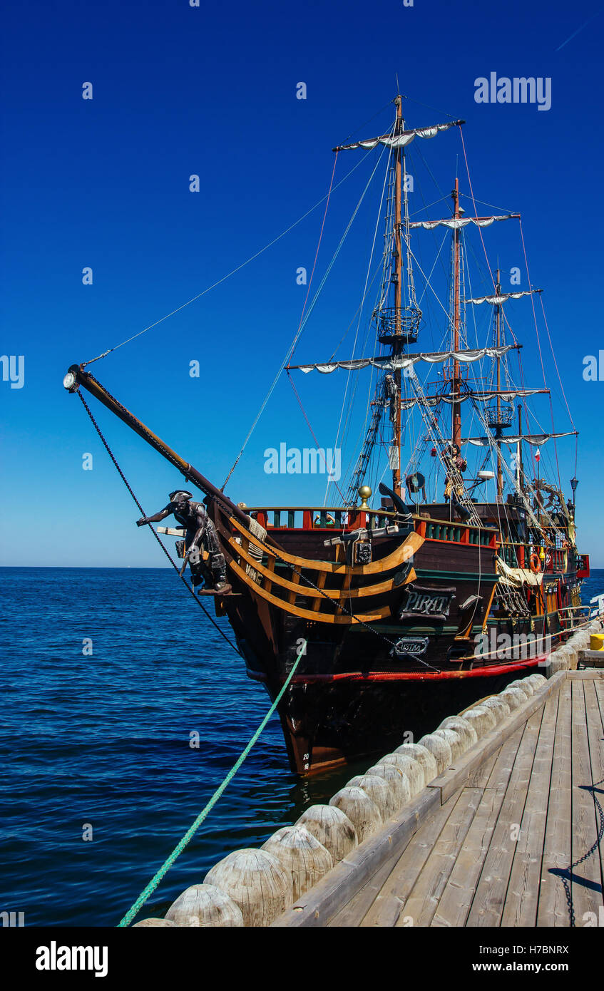Ein Piratenschiff in Sopot, Polen, an einem sonnigen Tag mit blauem Himmel. Das Schiff fährt in der Ostsee. Stockfoto