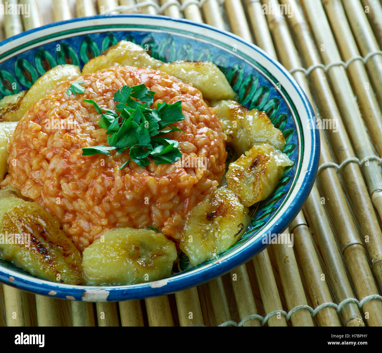 Jollof Reis mit gebratenen Kochbananen, nigerianische Küche Stockfoto