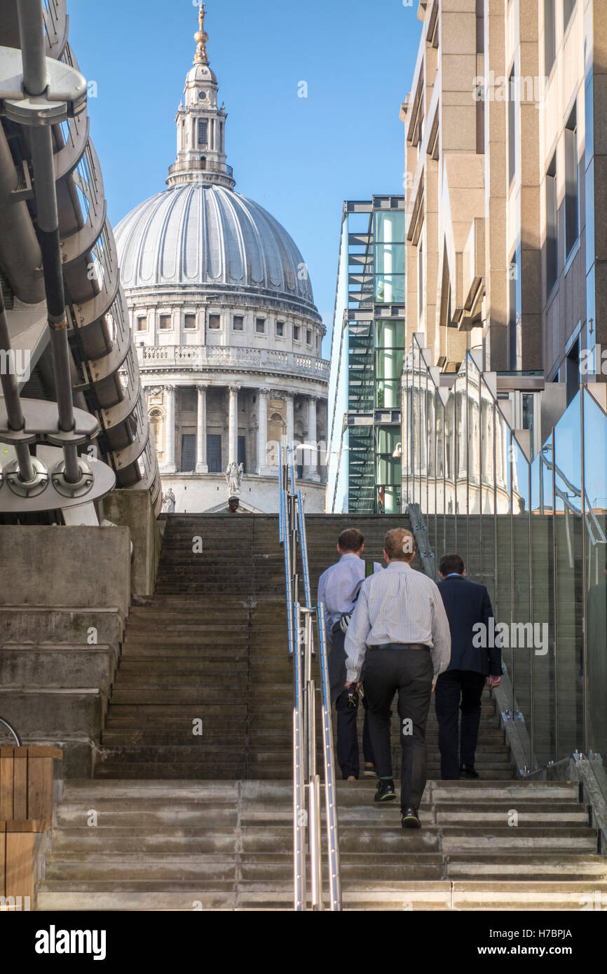Business-Männer zu Fuß die Schritte neben Millennium Bridge in Richtung St. Pauls Kathedrale. City of London, UK Stockfoto