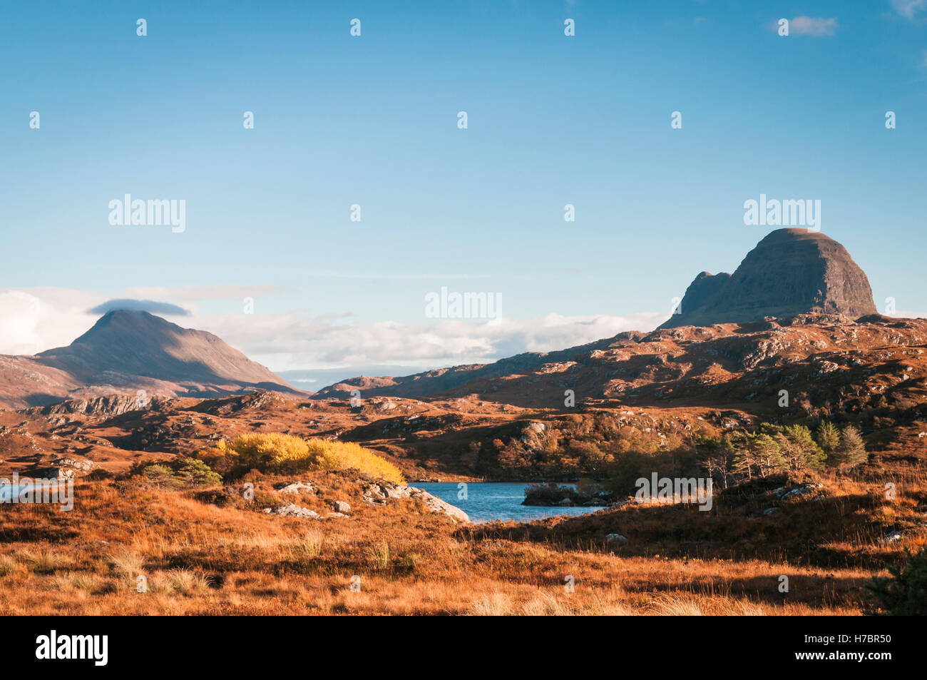 Ein Landschaftsbild, Blick auf Suilven und Canisp, Berge in Assynt, in den schottischen Highlands. Stockfoto