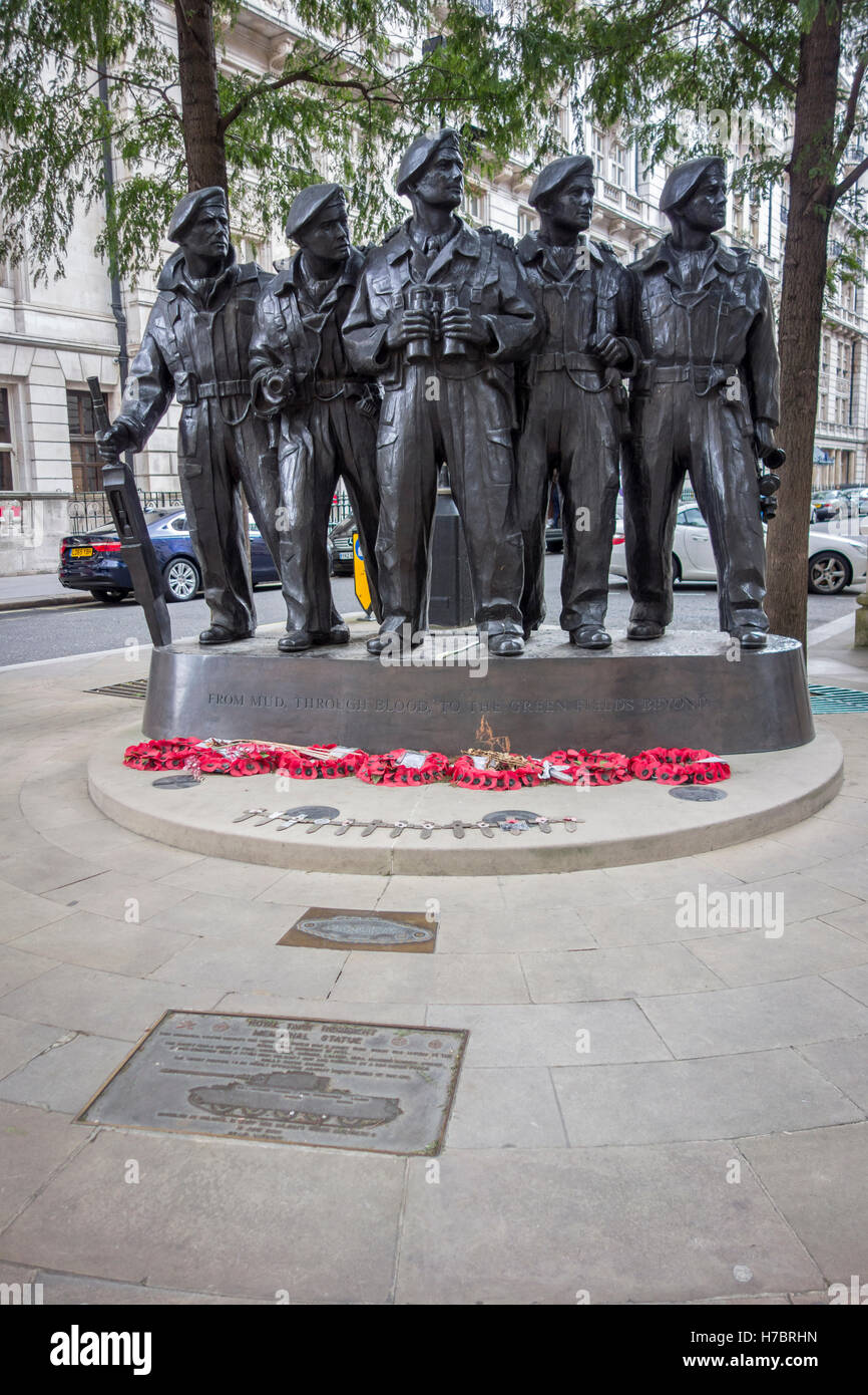 Das Royal Tank Regiment Denkmal. Skulptur von Vivien-Mallock in Whitehall Court, London Stockfoto