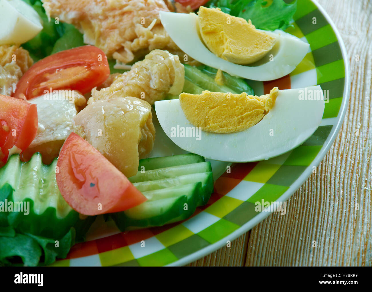 Savukalasalaatti finnische Salat mit geräuchertem Lachs und Kräutersauce Stockfoto