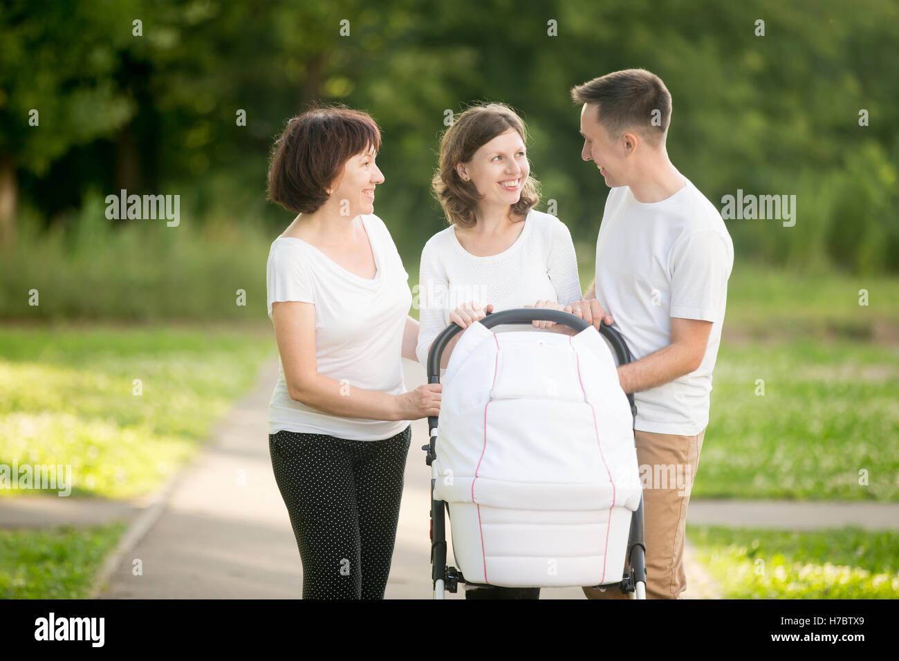 Glückliche Familie reden im park Stockfoto