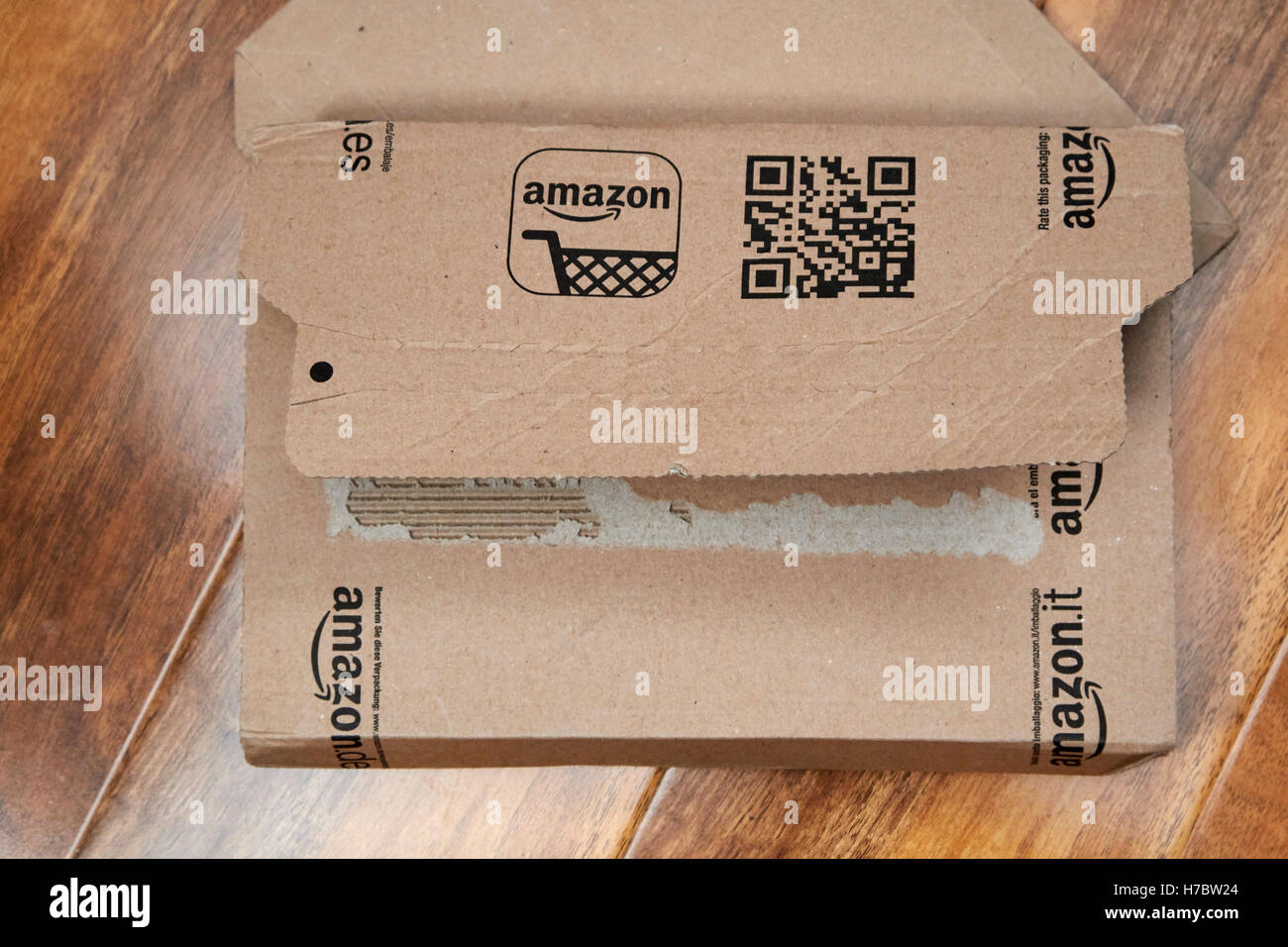 Amazon Karton Mailer mit QR-code Stockfoto